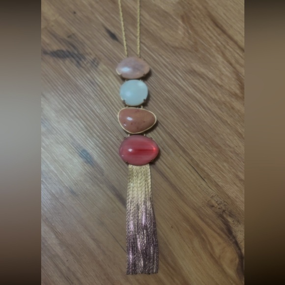 Chico‘s pink, rose, white quartz adjustable necklace with metallic tassel - Picture 3 of 6